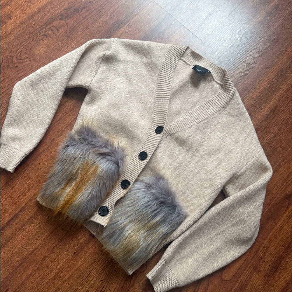 Stylish Beige Cardigan with Faux Fur Pockets